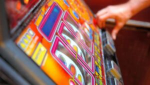 Proč se lidé stávají závislí na hazardních hrách?