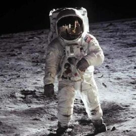 Vsadili se o to, kdy se lidi budou procházet po Měsíci