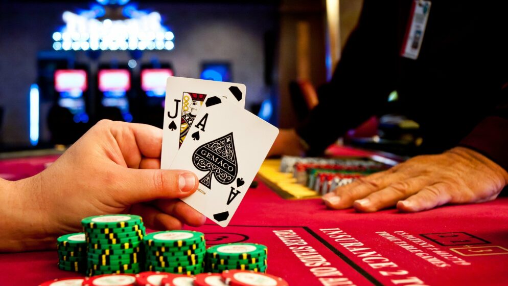 Hrajte blackjack jako profíci! (Aneb kdy vsadit a kdy to nechat být)