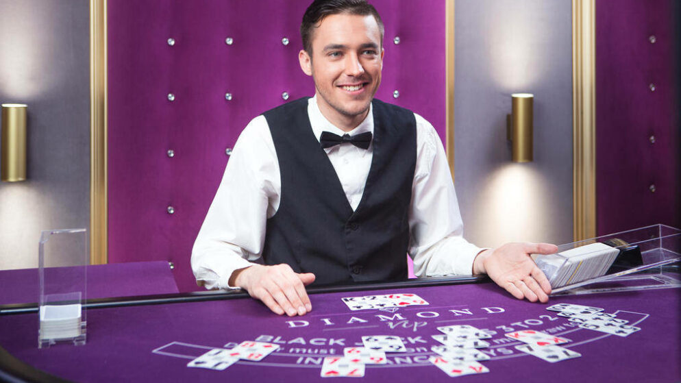 Blackjack: Co o hře prozradí chování dealera?