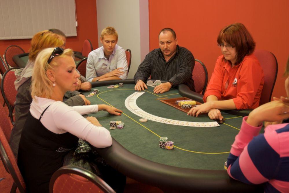 Casino Roma & Poker Club - místnost s pokerovými stoly.