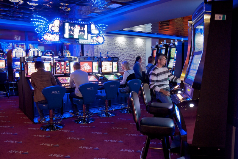 Casino Roma & Poker Club - místnost s výherními automaty.