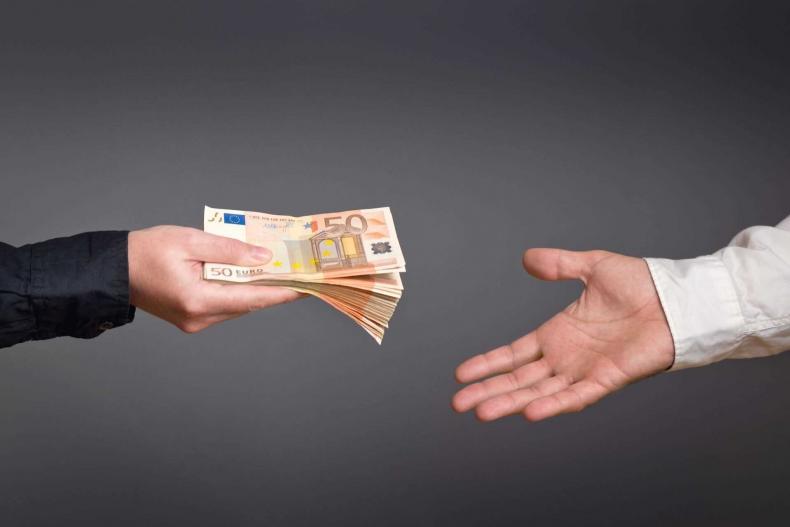 Co je to rakeback a jak funguje? Rakeback je podíl peněz, které protočíte v online pokerové herně nebo v kasinu, a které vám podnik vrátí zpět na účet v podobě bonusu nebo odměny.